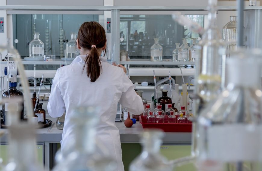Zielona rewolucja w probówce. Jak technologia zmienia syntezę leków?